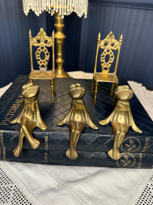 Vintage Brass Frog Figurines Set | Mini Sitting Frogs Shelf Decor | Whimsical Animal Decor | Cottagecore Collectibles | Unique Frog Gift